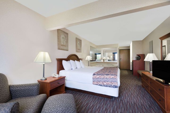 1 King Bed (2 of 13)