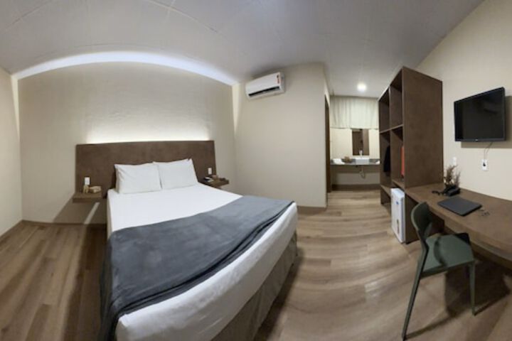 Room 4 of 10