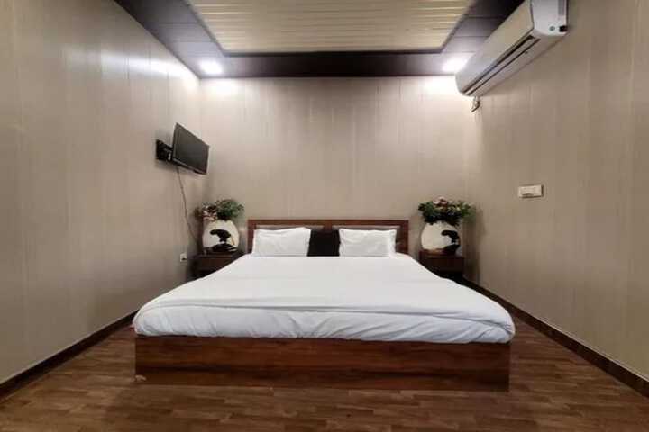 Room 4 of 18