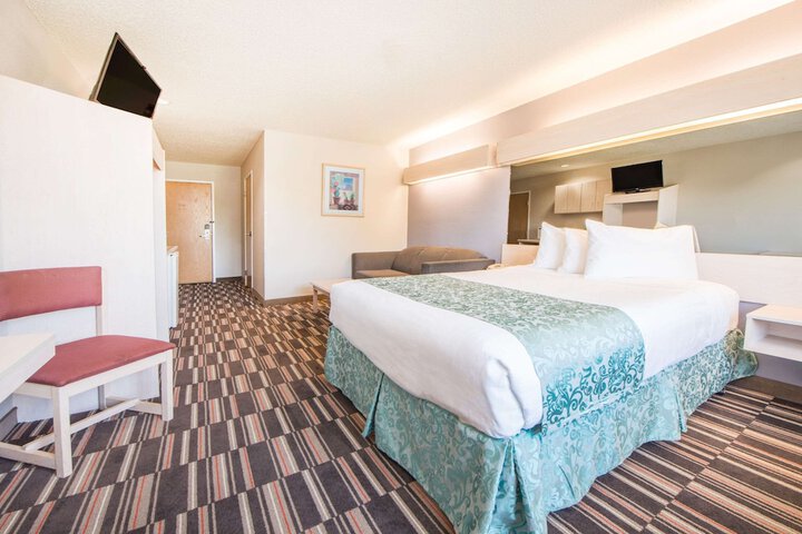 1 Queen Bed (1 of 22)
