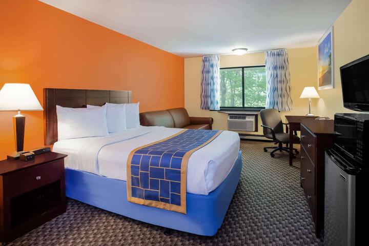 1 Queen Bed (7 of 14)