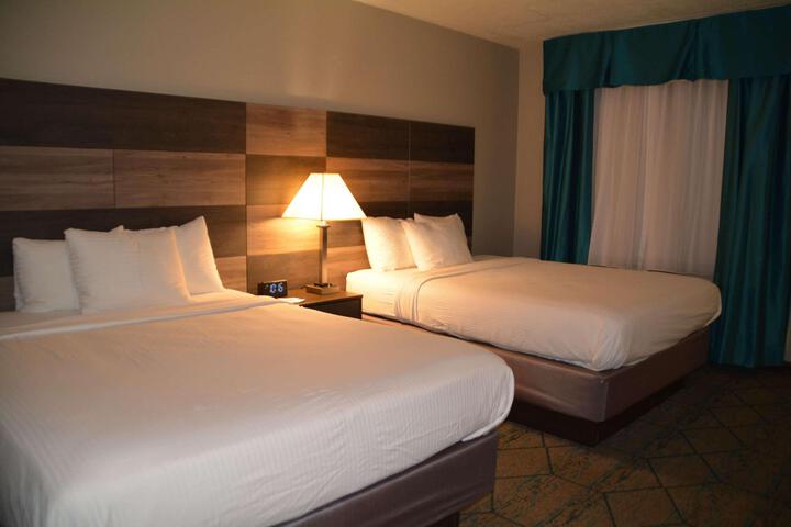 1 Queen Bed (10 of 18)