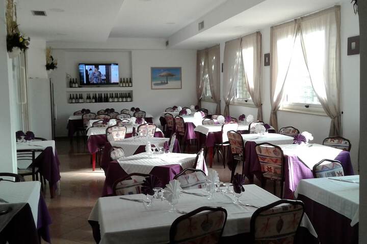 Dining 4 of 8