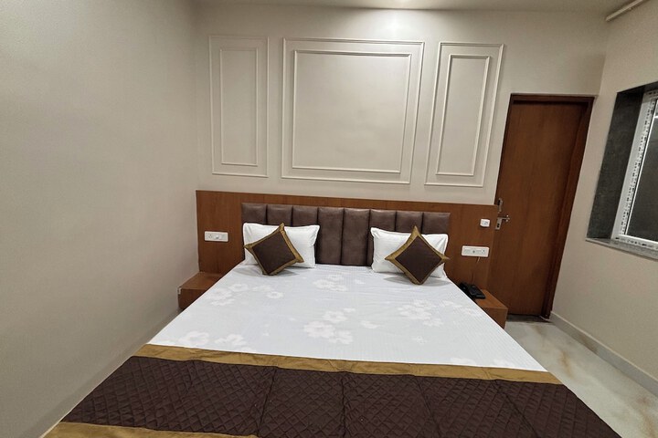 Room 7 of 18