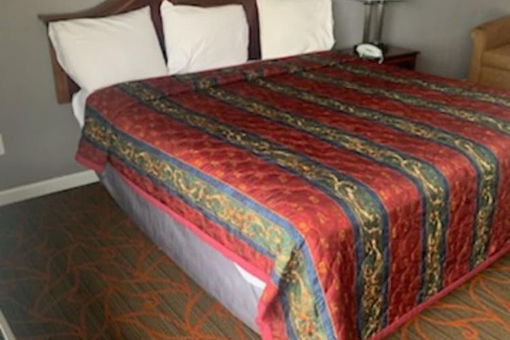 1 King Bed (3 of 6)
