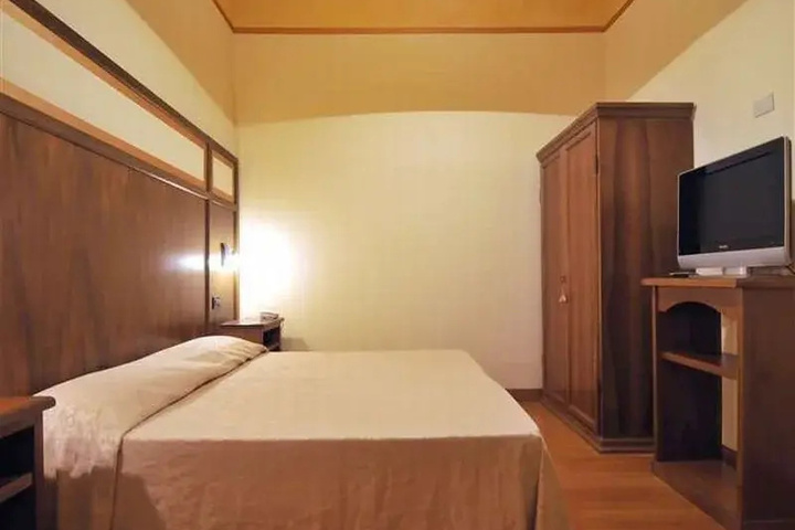 Room 4 of 6