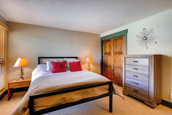 Room 220 of 947