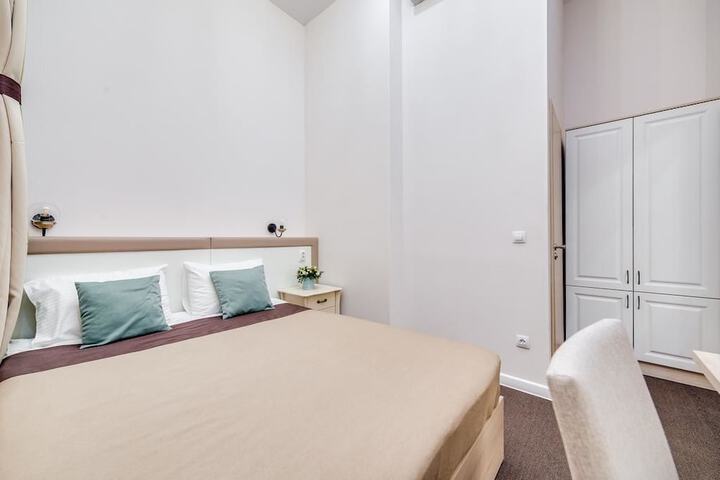 Room 6 of 16