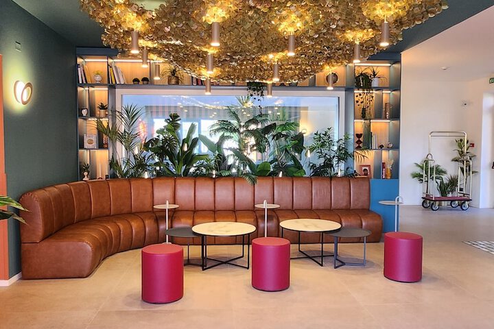 Lounge 33 of 42
