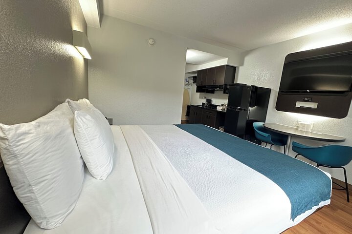 1 Queen Bed (3 of 7)