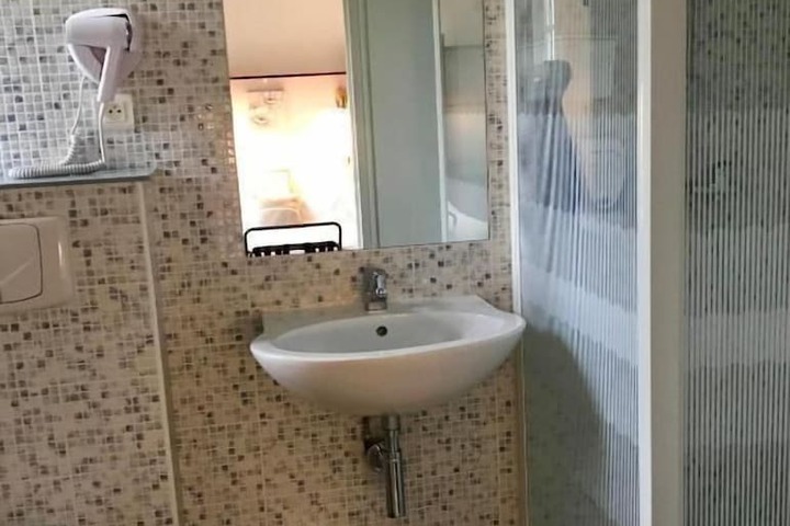 Room 12 of 18