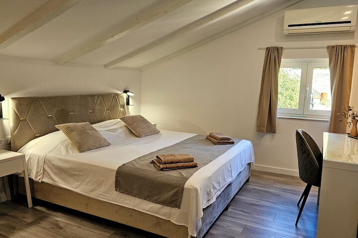 Room 9 of 140
