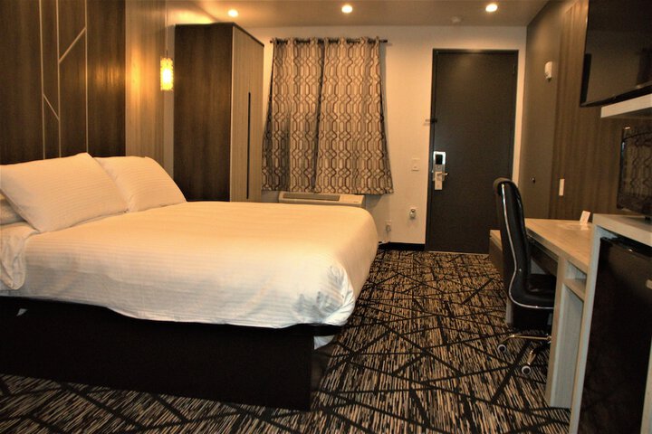 Room 5 of 18