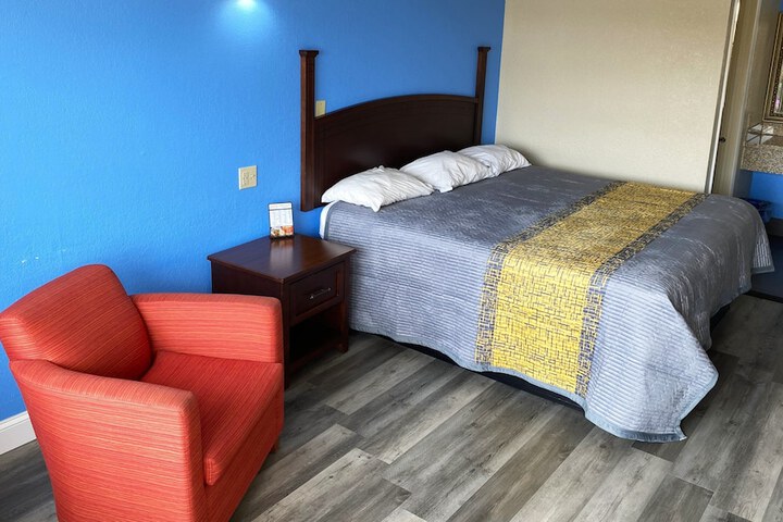 1 King Bed (3 of 15)