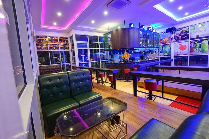 Lounge 25 of 36