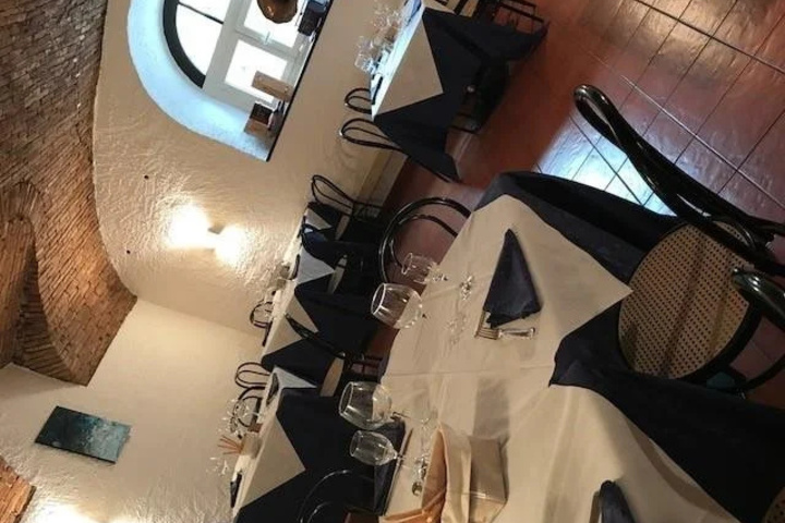 Dining 16 of 17