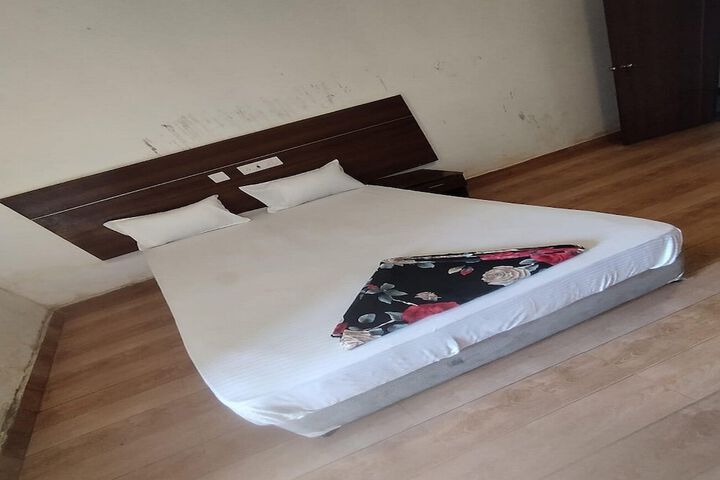 Room 6 of 13
