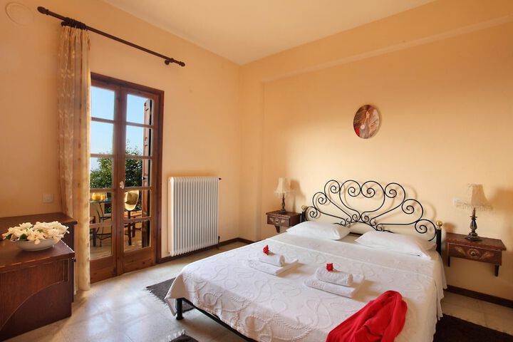 Room 4 of 27