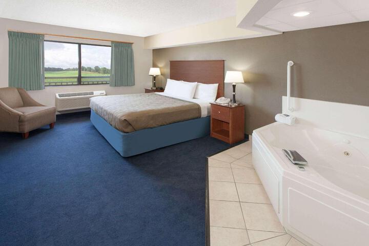 1 King Bed Deluxe Mobility Accessible (8 of 28)