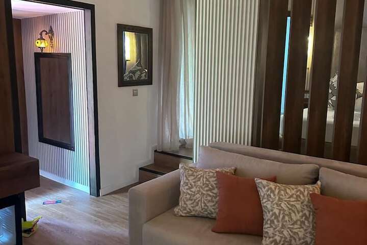 Room 32 of 66