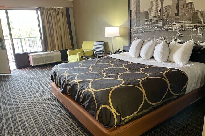1 King Bed (6 of 13)