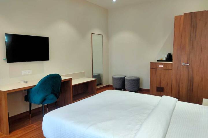 Room 7 of 9