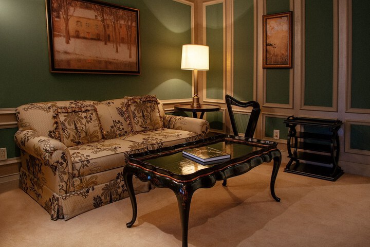 Room 27 of 61