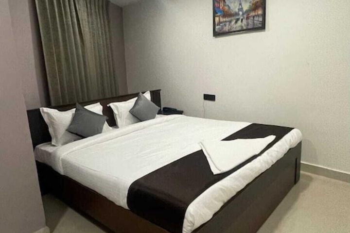 Room 8 of 18
