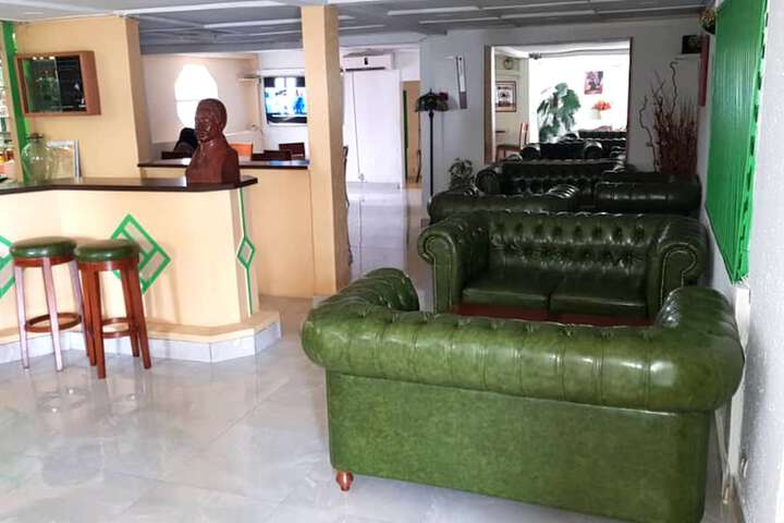 Lounge 33 of 40