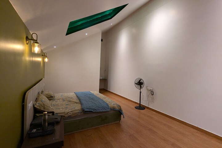 Room 9 of 38