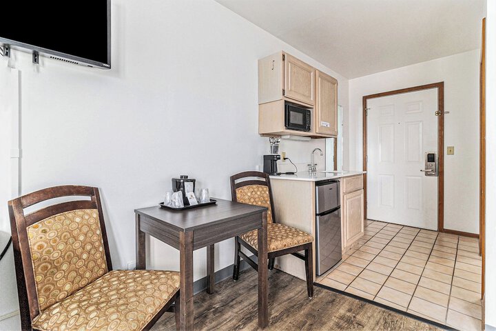 Economy Queen Bed Lake View Patio (65 of 82)