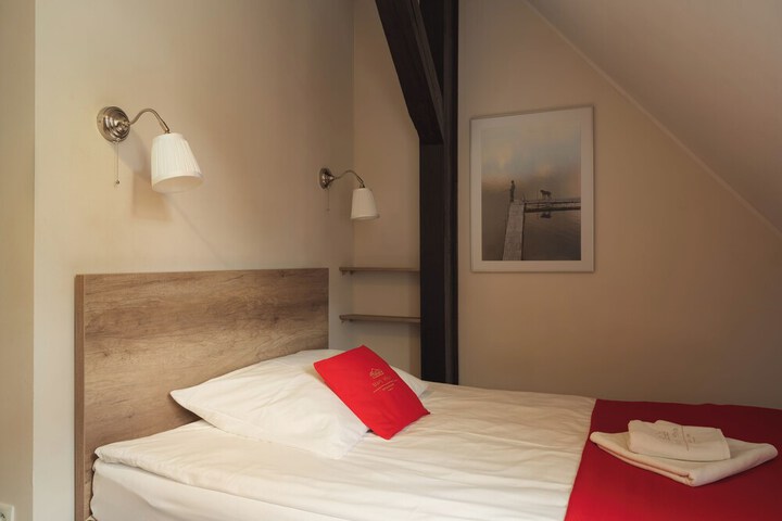 Room 3 of 158