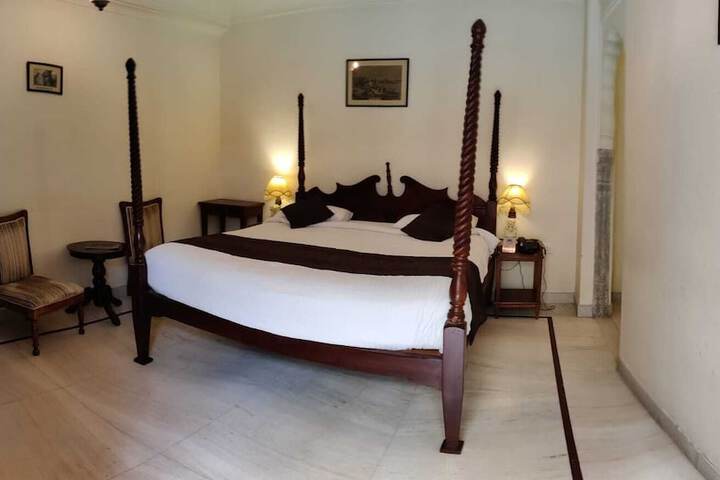 Room 9 of 33