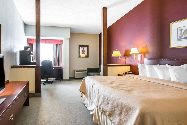1 King Bed (2 of 6)