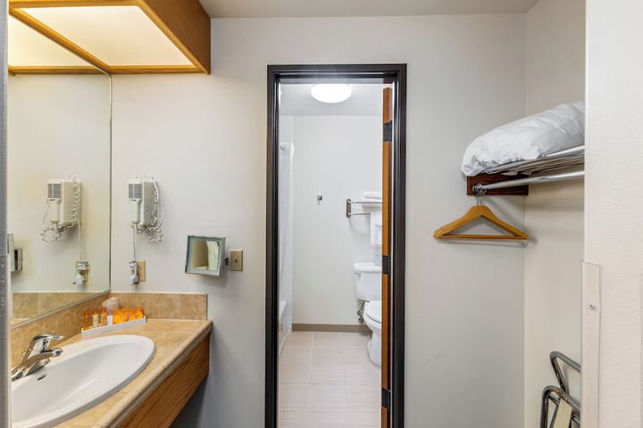 Room 102 of 127