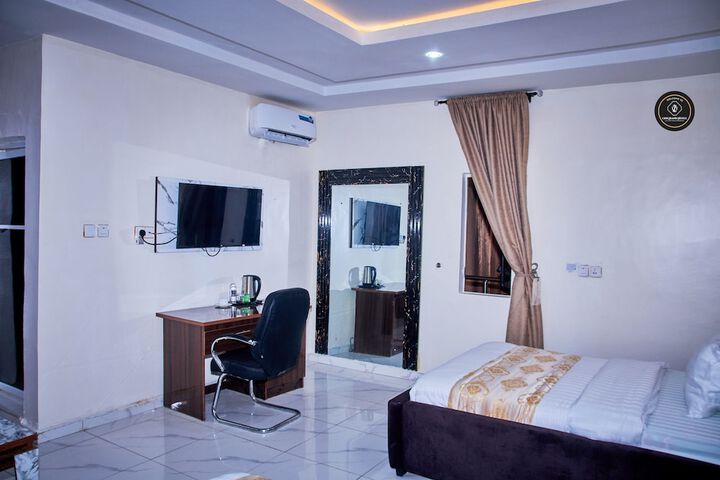Room 4 of 20