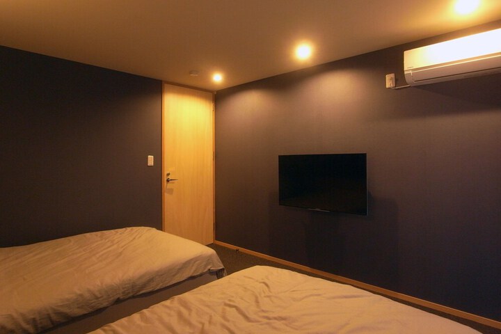 Room 2 of 37