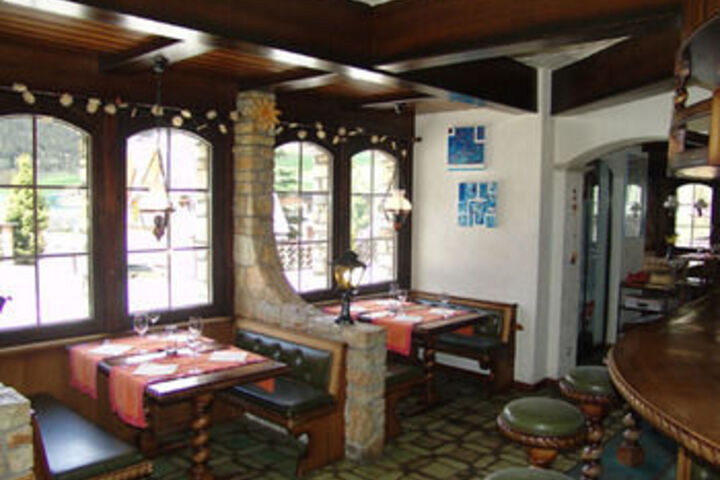 Dining 14 of 19