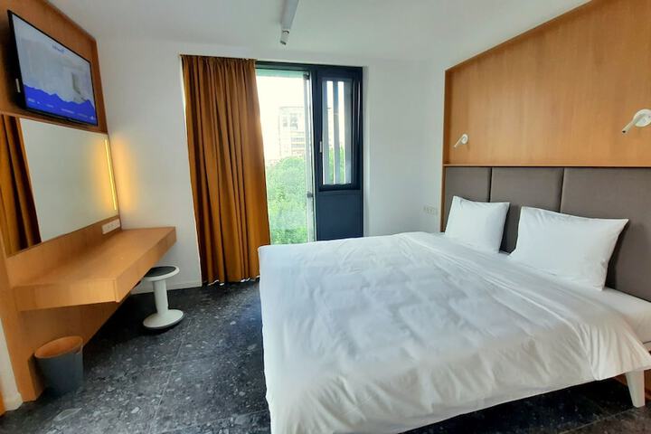 Room 5 of 114