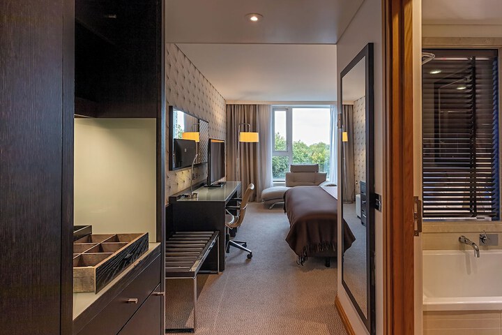 Room 16 of 82
