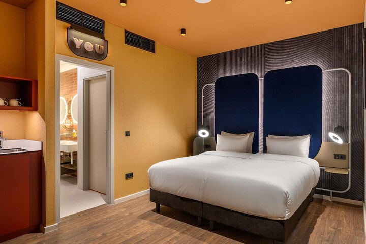 Room 34 of 170