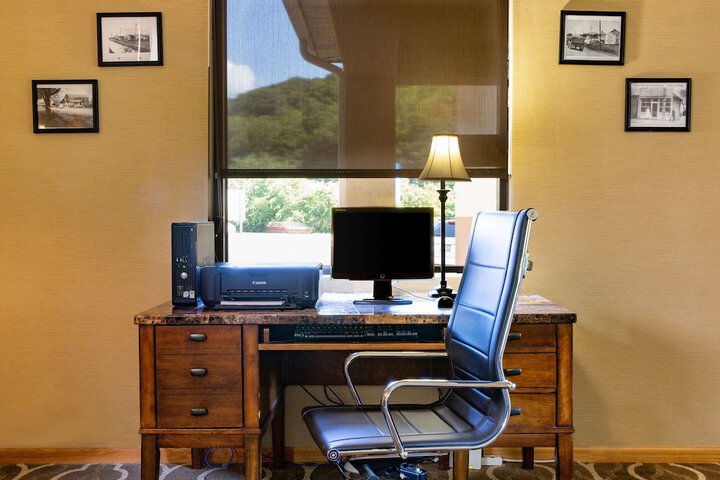 Business Center 44 of 46