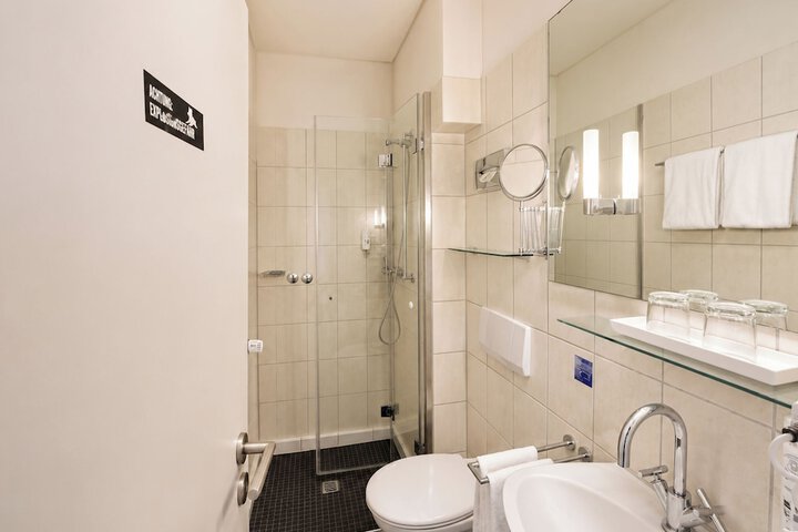Room 4 of 18