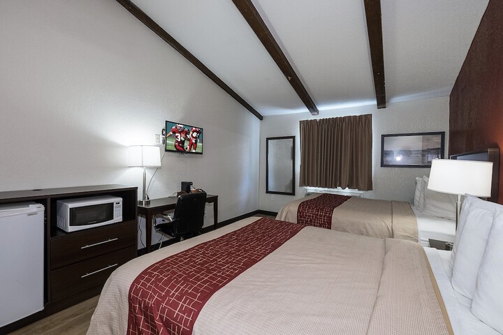 Deluxe Queen Bed Accessible (18 of 24)