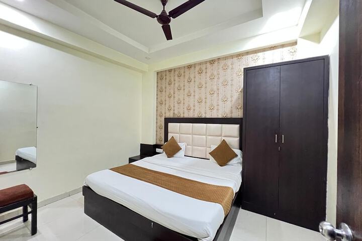 Room 4 of 10