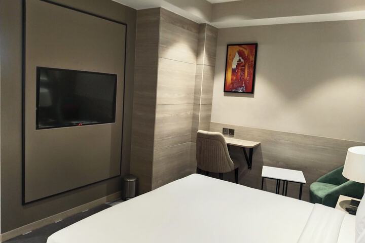 Room 14 of 26