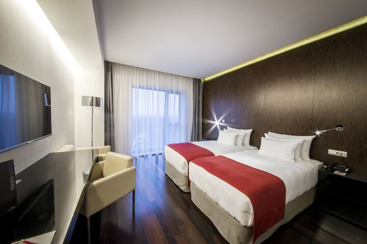 Room 4 of 63