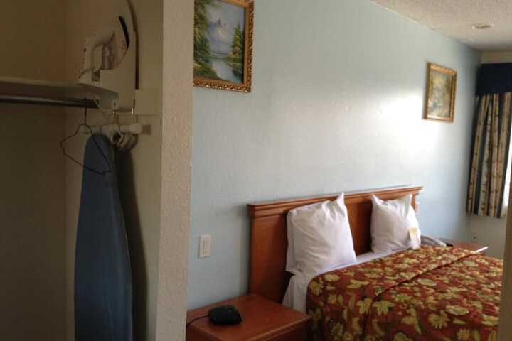 1 Queen Bed (3 of 13)