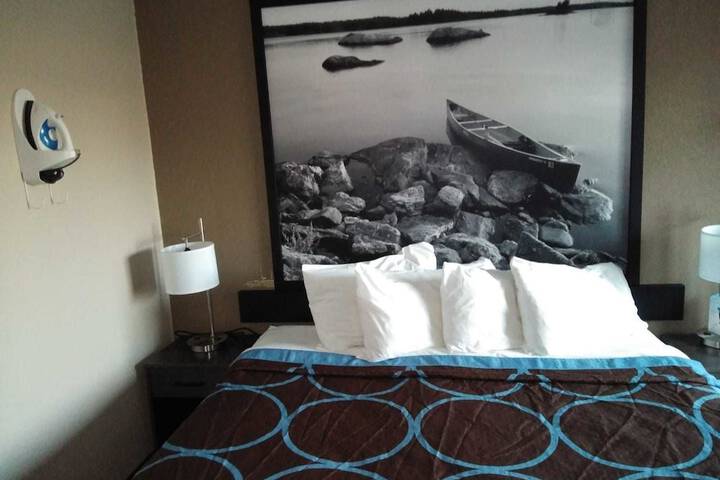 1 Queen Bed (4 of 11)