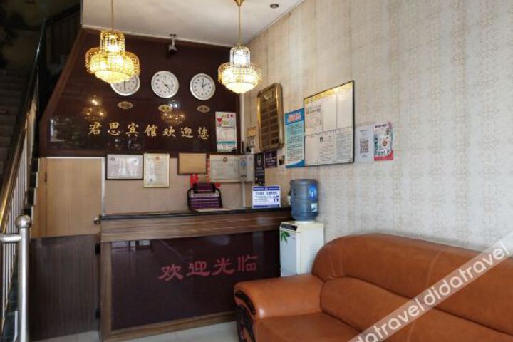 Luocheng Junsi Business Hotel